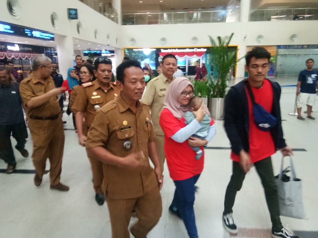 Photo of Sempat Tertahan Di RS Malaysia, Nurul & Bayinya Dipulangkan Ke Tanah
