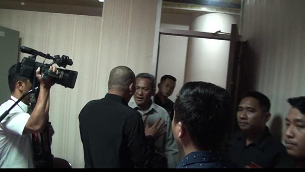 Photo of Arogan!!! Satpam Usir Wartawan Saat Pelantikan Anggota DPRD Medan
