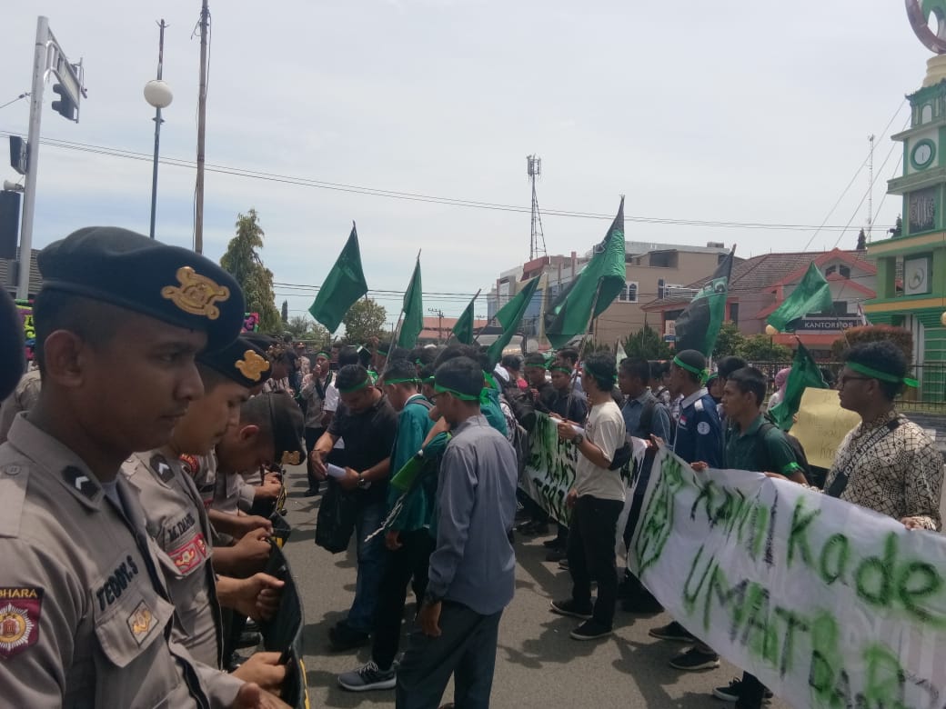 Photo of Aksi Demo Mahasiswa Warnai Pelantikan DPRK Lhokseumawe