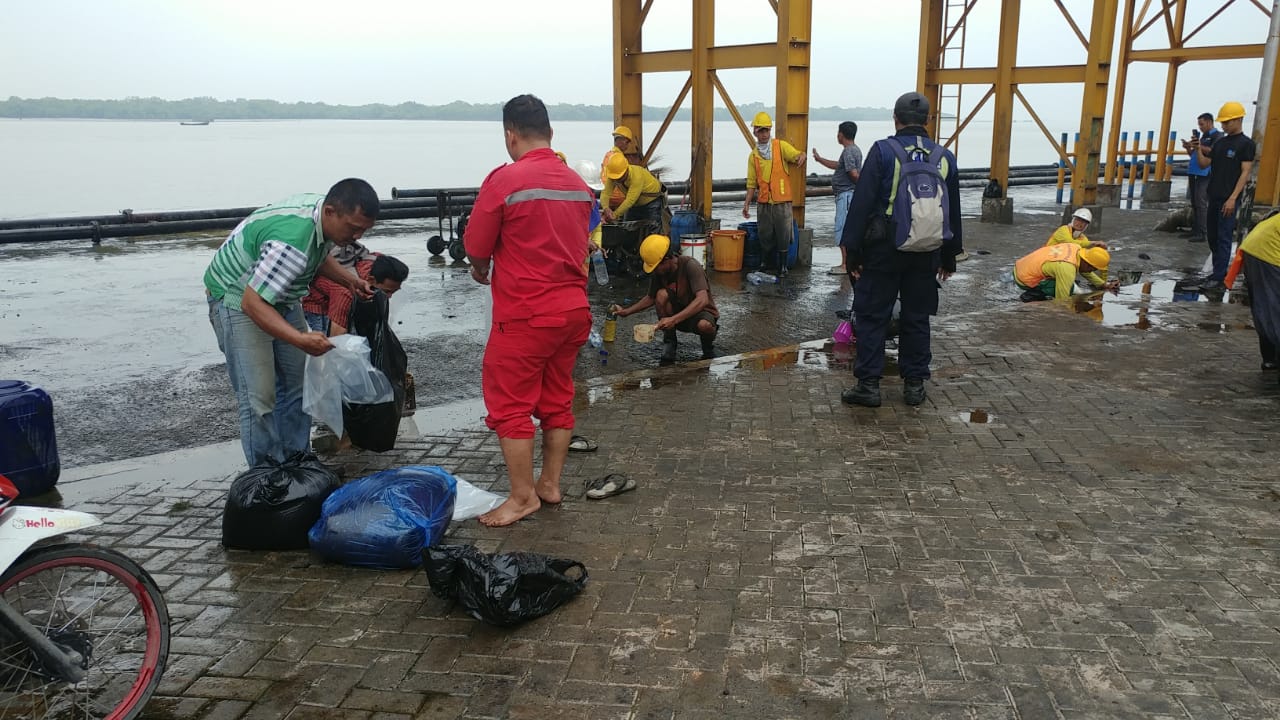 Photo of Laut Belawan Tercemar Minyak Makan