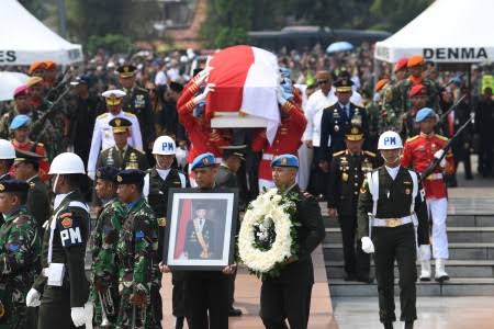 Photo of Jokowi Pimpin Upacara Pemakaman Presiden Ke 3 RI
