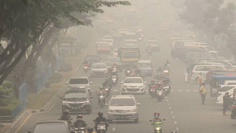 Pengendara kendaraan bermotor menembus kabut asap pekat dampak dari kebekaran hutan dan lahan di Pekanbaru, Riau, Jumat (13/9/2019). Kota Pekanbaru menjadi salah satu wilayah di Provinsi Riau yang terpapar kabut asap pekat yang mengakibatkan jarak pandang menurun derastis di Kota tersebut. ANTARA FOTO/Rony Muharrman
