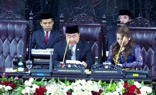 Photo of Anggota Dewan Senayan, Abdul Wahab Dalimunthe dan Sabam Sirait Tertua, Hillary Termuda