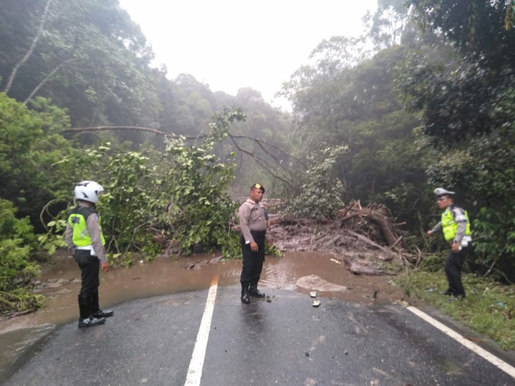 Photo of Hujan Berkepanjangan, Jalan Nasional Kawasan Hutan Lae Pondom Tertimbun Longsor