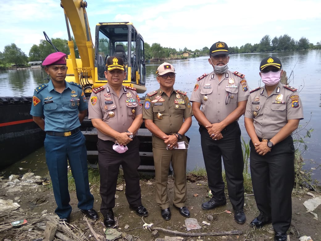 Photo of Ratusan Ekor Bangkai Babi Dikuburkan Di Bantaran Danau Siombak