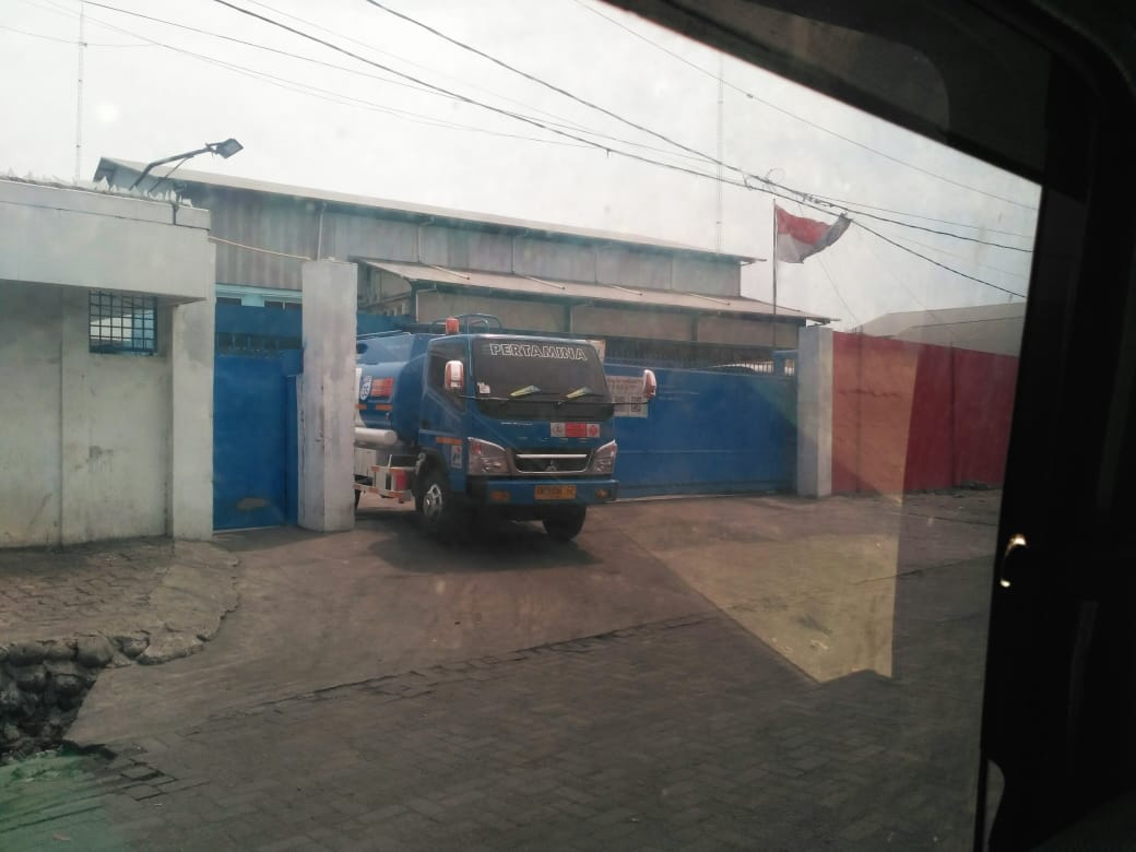 Photo of Gawat Bahh…!!! Penampakan Mobil Tangki BBM Transportir Bebas Masuk Gabion Belawan
