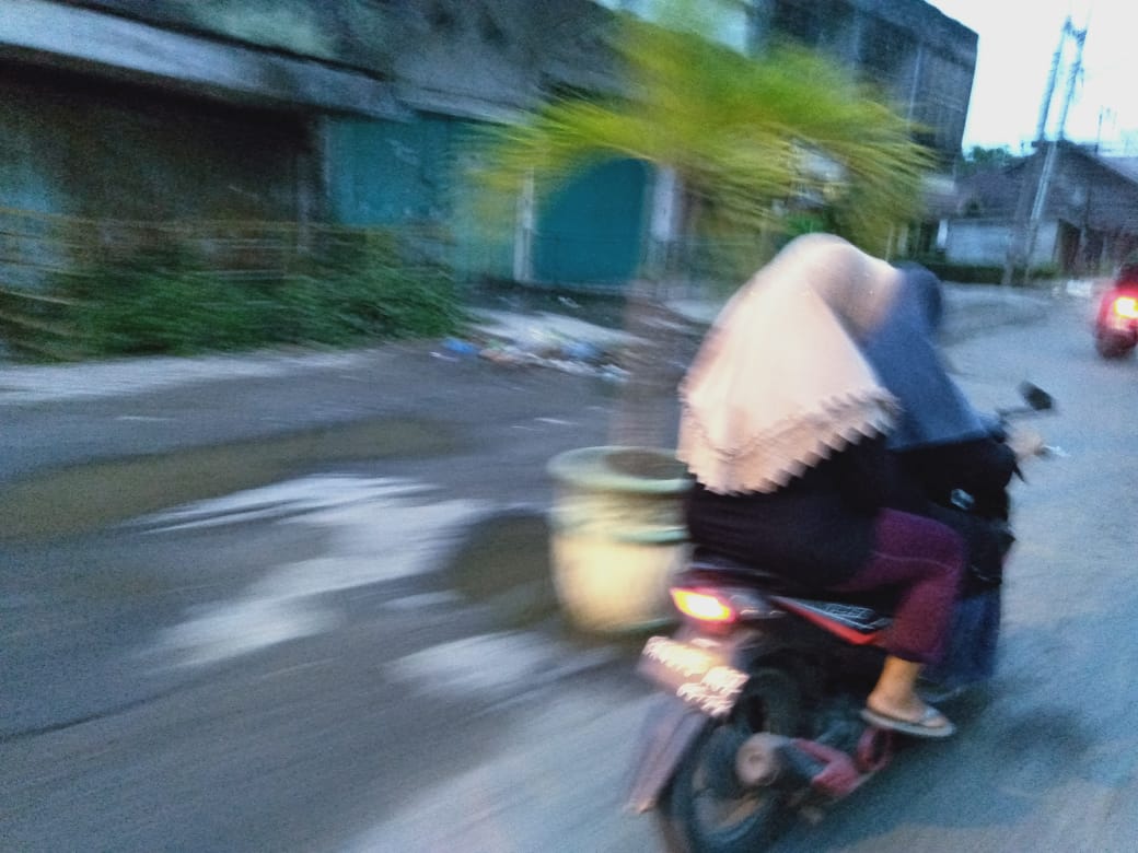 Photo of Warga Jalan Hangtuah Stabat Tanam Pot Bunga Di Tengah Badan Jalan