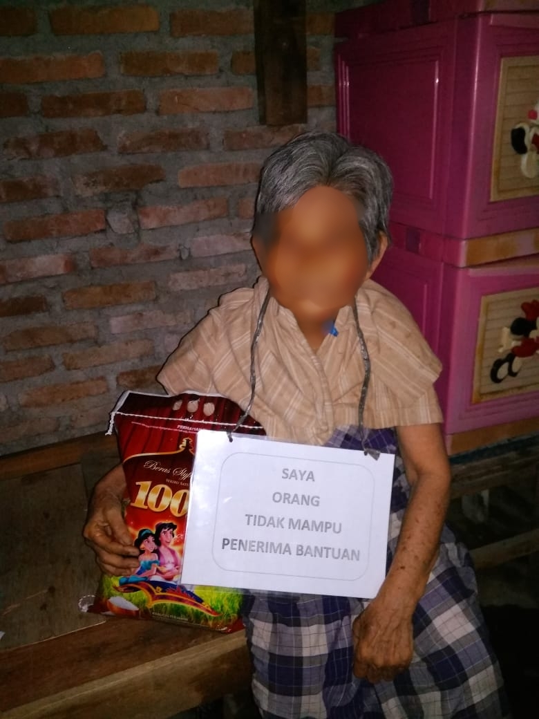 Photo of Miris…!!! Nenek Penerima Bantuan Beras 5 Kg Difoto Dengan Bertuliskan ‘Saya Orang Tak Mampu’