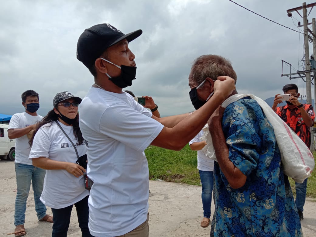 Photo of Peduli Covid-19, Relawan FBT Bagikan 1.000 Lebih Masker Kepada Masyarakat.