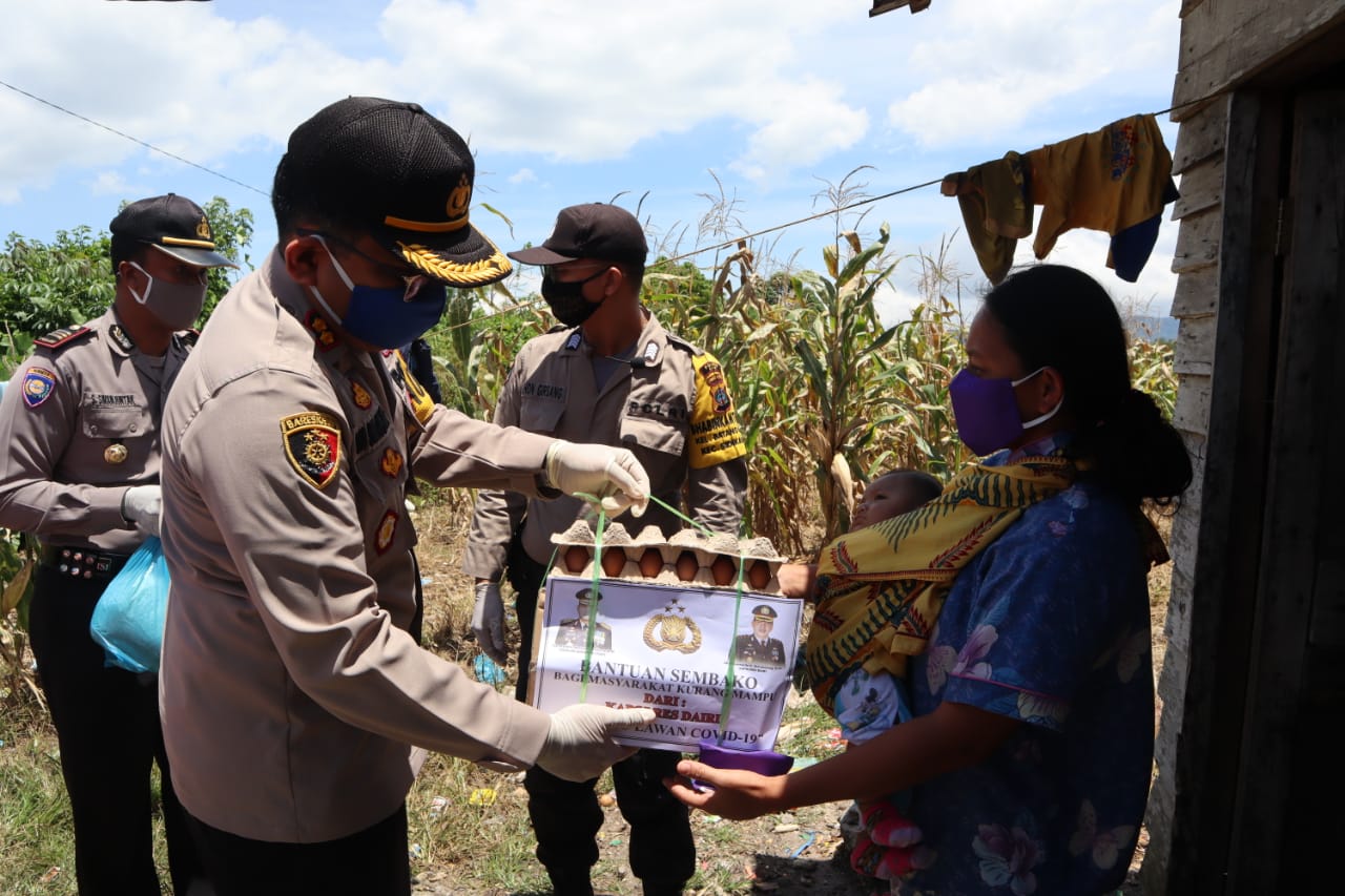 Photo of Polres Dairi Bagi Sembako Kepada Masyarakat Kurang Mampu