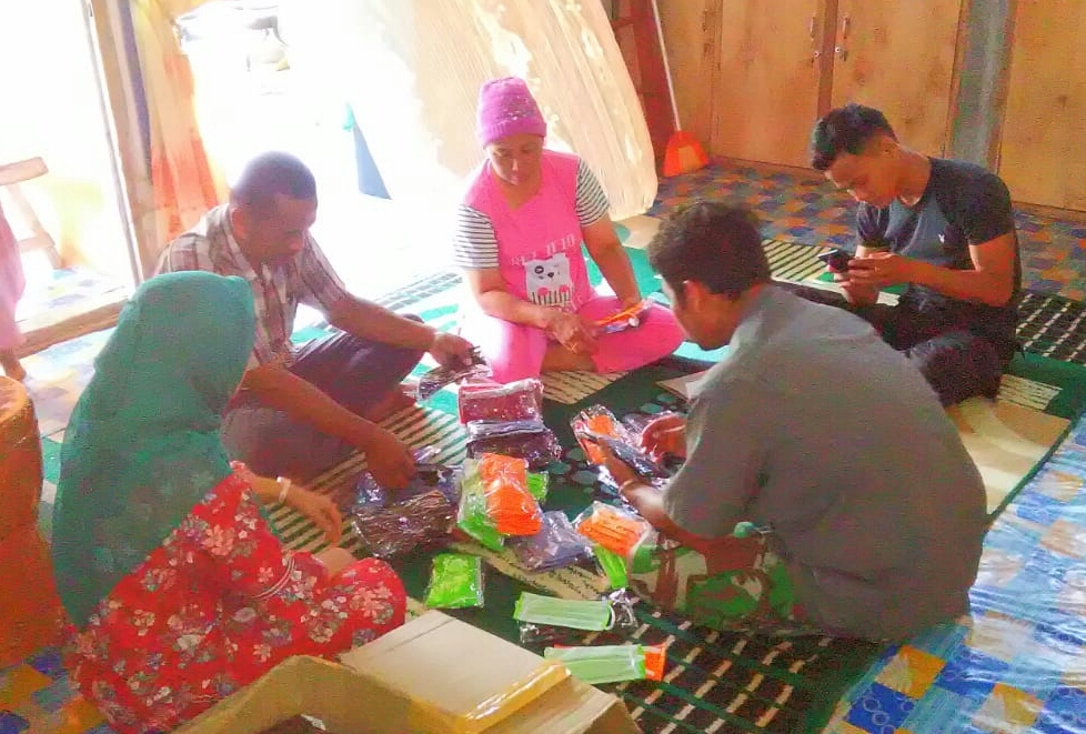 Photo of BUMDes Sejahtera Desa Dogang Bagikan Masker ke Posko Jaga Relawan Covid-19