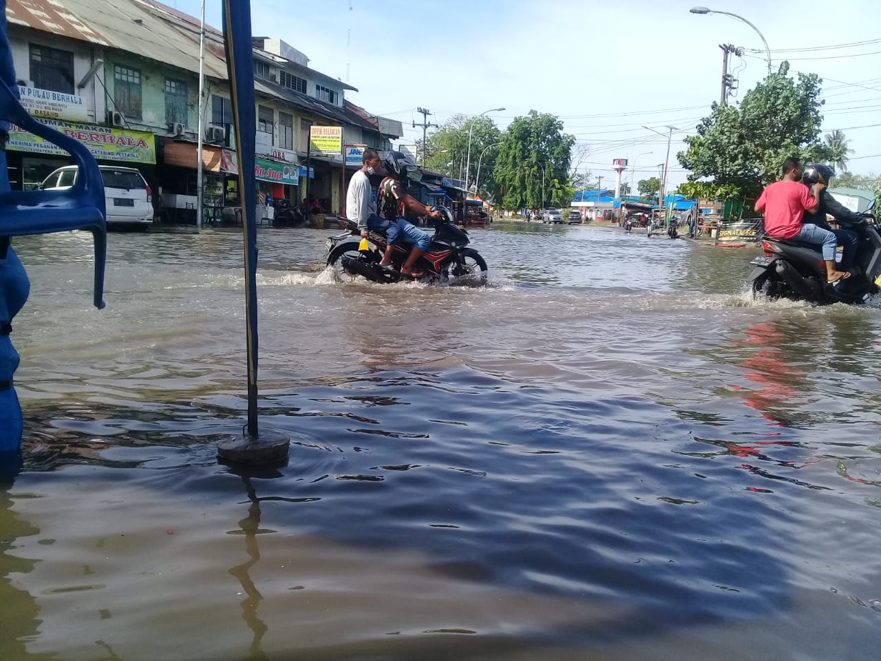 Photo of Banjir Rob, Kota Belawan Tergenang, Warga Resah…