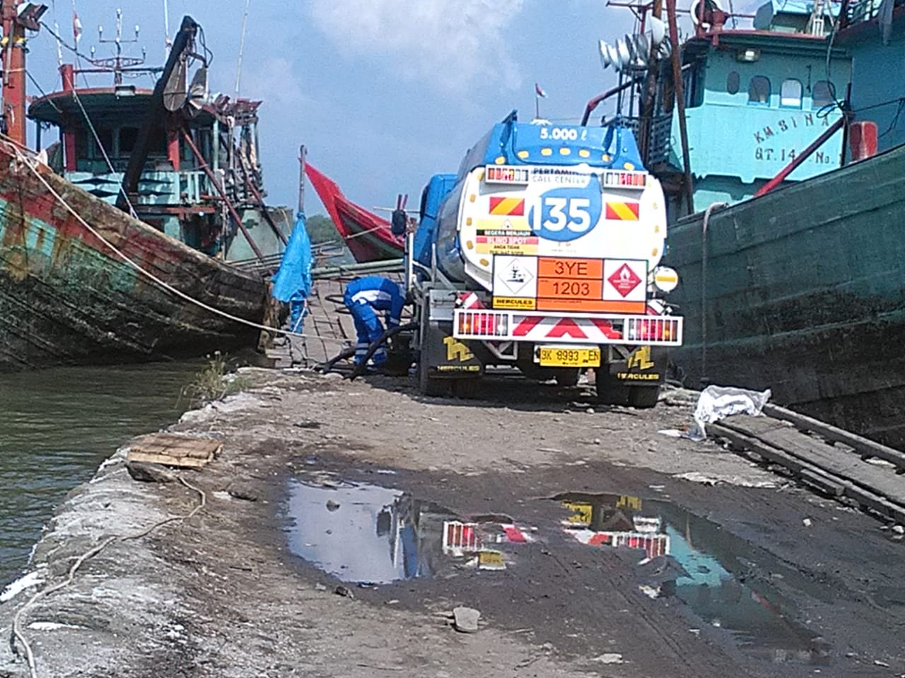 Photo of Truk Tanki Pasok BBM Diduga Ilegal Ke Kapal Trawl Di Belawan