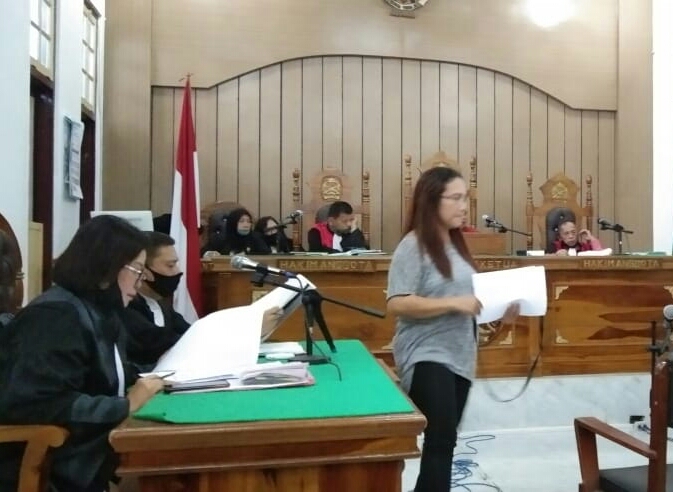 Photo of Di Depan Majelis Hakim Boru Siahaan Menangis Demi Biaya Hidup Anak