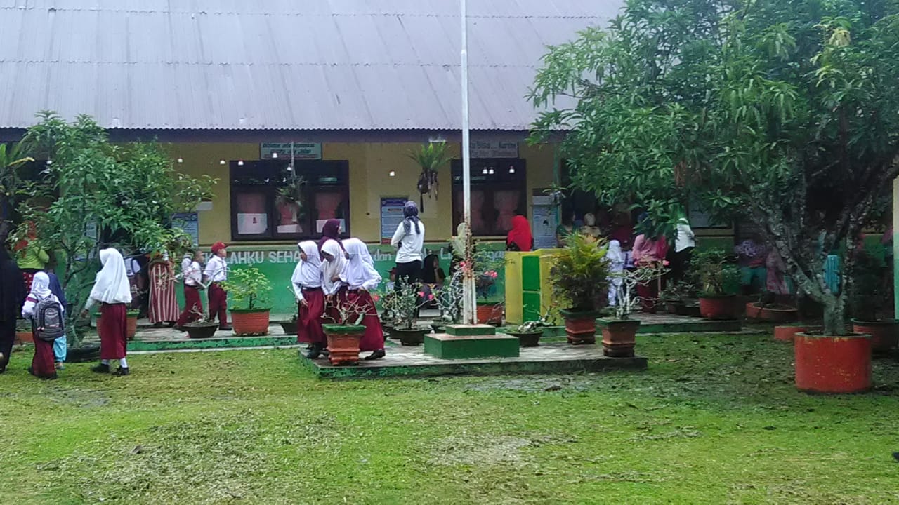 Photo of Hari Pertama Sekolah, Protol Kesehatan Diberlakukan Di SD Negeri 054945 Desa Dogang