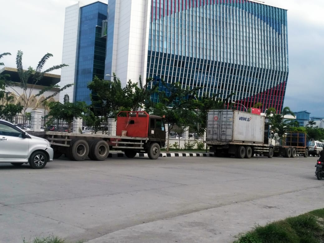 Photo of Mobil Truk Berhenti Di Badan Jalan Ganggu Kenyamanan Dan Keselamatan Pengendara