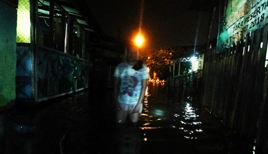 Photo of Banjir Rob Serang Belawan Tengah Malam