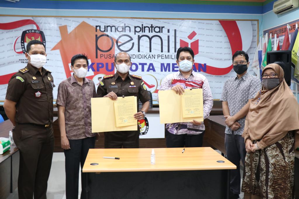 Photo of Beri Bantuan Hukum, Kejari Medan & KPU Medan Teken Perjanjian Kerjasama