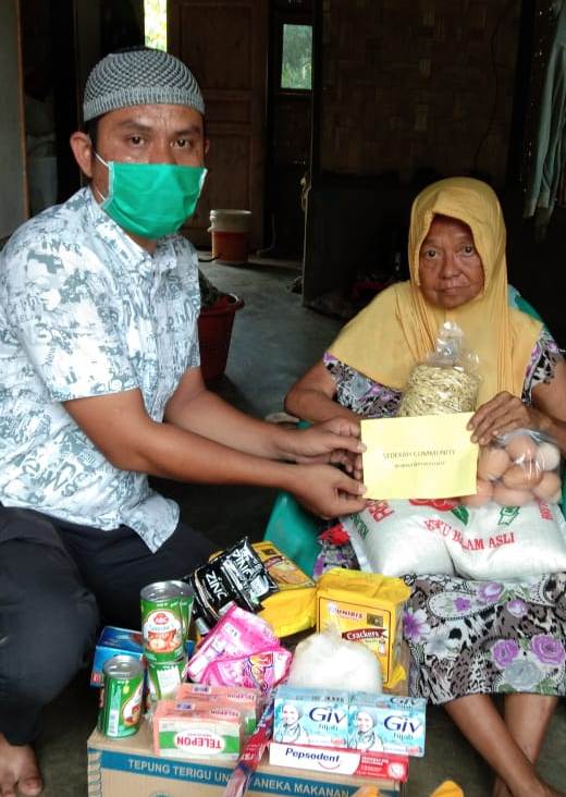 Photo of Sisihkan Gaji Untuk Berbagi, Community Sedekah Langkat Salurkan Bantuan Ke Warga Kurang Mampu