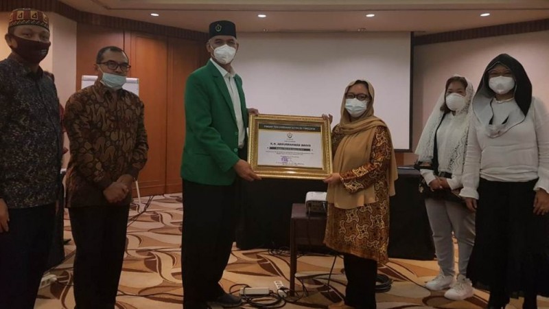 Photo of Keluarga Gus Dur Terima Penghargaan Dari Unimal Aceh