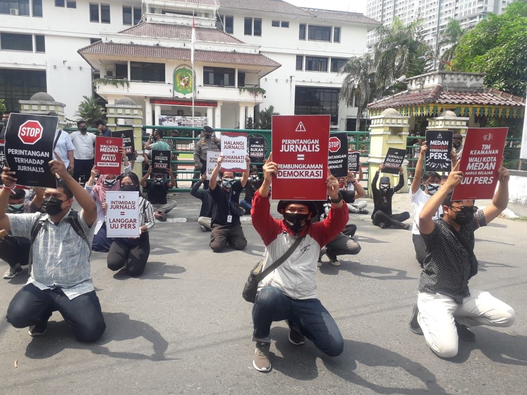Photo of Protes Intimidasi Dan Perintangan, Jurnalis Aksi Tutup Mulut Di Balai Kota Medan