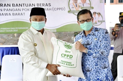 Photo of Wagub Serahkan 159 Ton Beras untuk Korban Banjir Subang