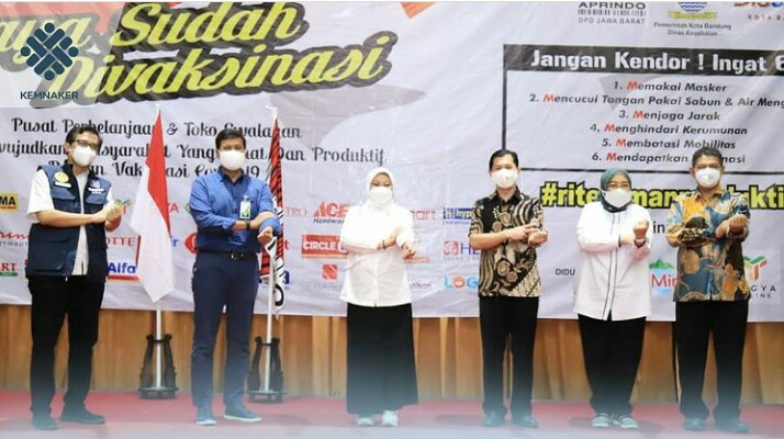 Photo of Menaker Ida Apresiasi Vaksinasi Kedua Bagi Pekerja Ritel di Bandung