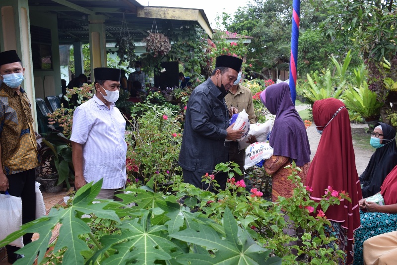 Photo of Selain Tampung Aspirasi, Wakil Ketua DPRD Langkat Bantu Lansia Saat Reses