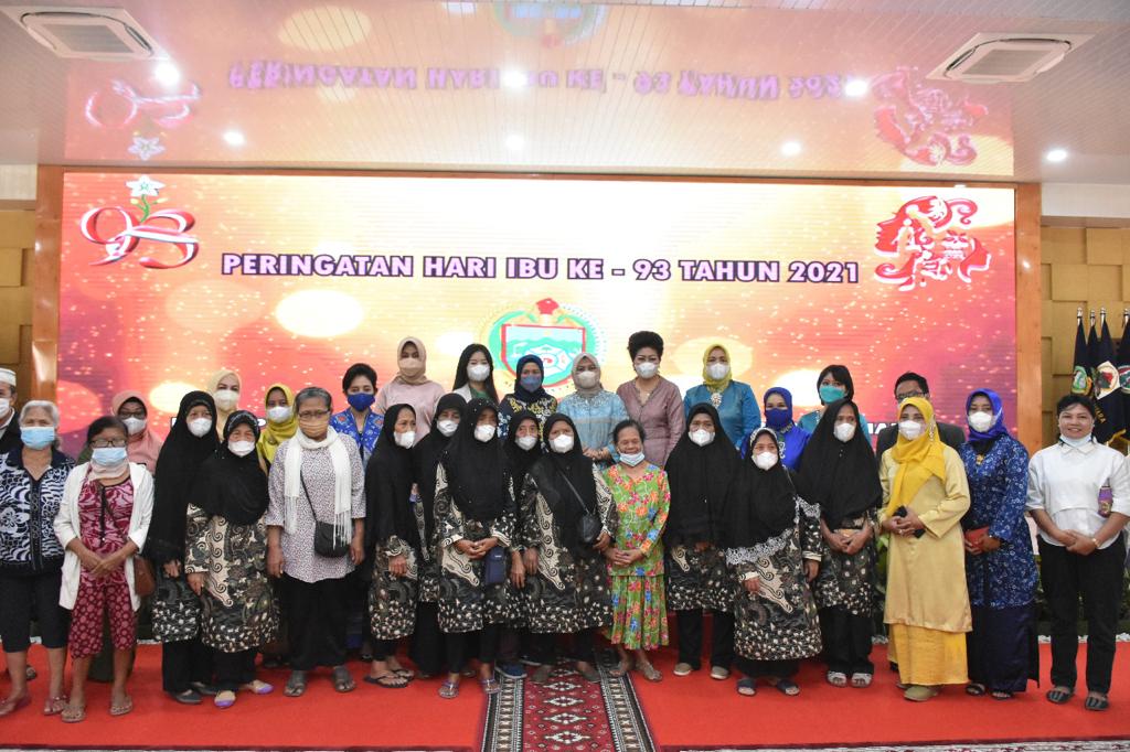 Photo of Pangdam I/BB Bersama Ketua Persit KCK PD I/BB Hadiri Perayaan Hari Ibu Ke -93 Provinsi Sumut