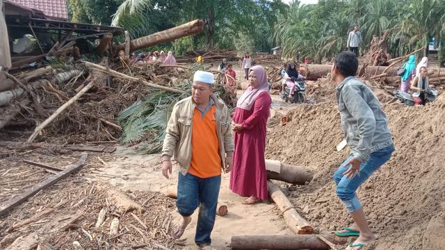 Photo of Tinjau Banjir Di Palas, Mensos Risma Serahkan Bantuan Rp 762.115.403