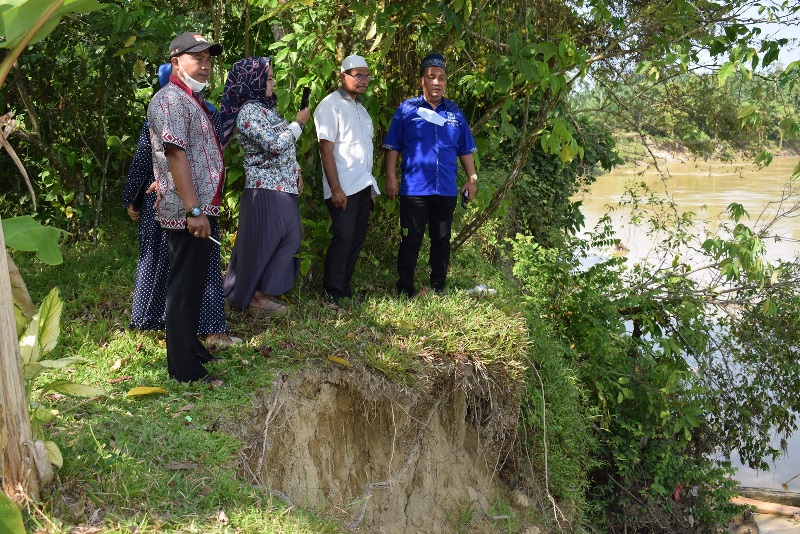 Photo of Antoni Langsung Tinjau Lokasi Permintaan Bronjong Masyarakat Usai Reses