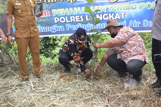 Photo of Hari Air Sedunia, Wakil Ketua DPRD Langkat Tanam Pohon