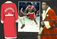 Photo of Jubah Merah Muhammad Ali Lawan Joe Frazier Dijual Rp14,6 Miliar