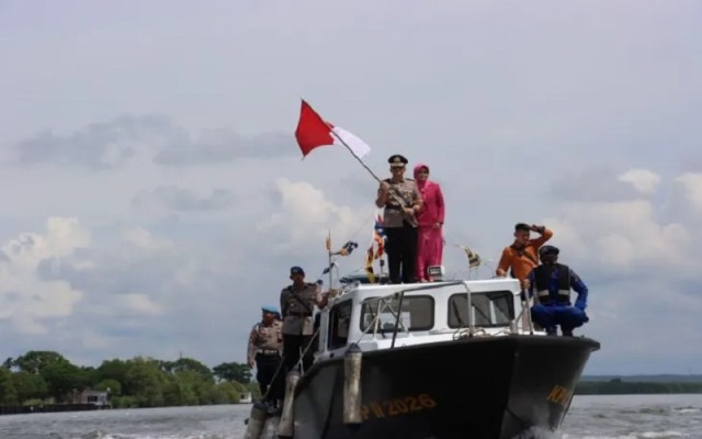 Photo of Kapolres Langkat Tabur Bunga Dan Kibarkan Bendera Merah Putih Di Laut
