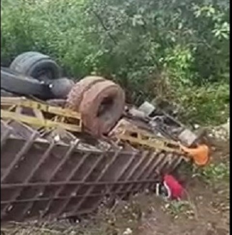 Rem Blong, Truk Masuk Jurang, Kernetnya Tergencet dan Tewas