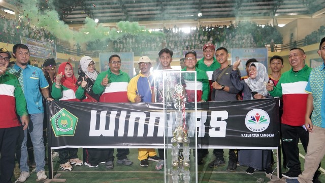 Photo of Syah Afandin Tutup Tournamen Futsal MTs se-Langkat