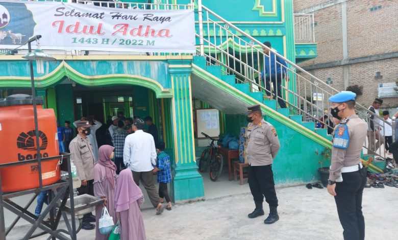Photo of Personel Polres Humbahas Pam Ibadah Sholat Idul Adha 1443 H di Masjid