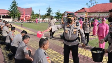 Photo of Kapolres Humbahas Pimpin Upacara Kenaikan Pangkat Personel Polri TMT 1 Juli Tahun 2022