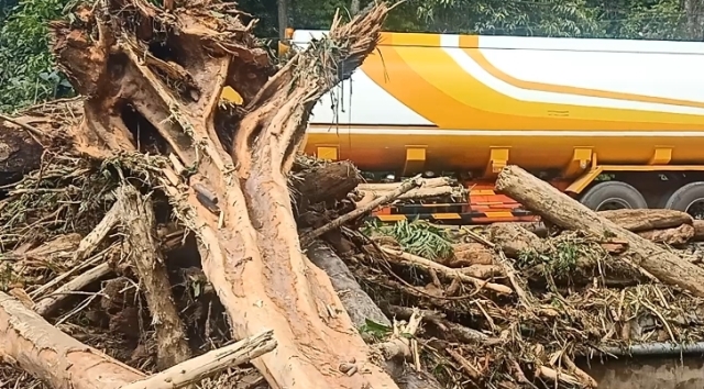 Photo of Banjir Bandang Landa Kabupaten Toba: 3 Rumah Rusak, Sawah Warga Hancur