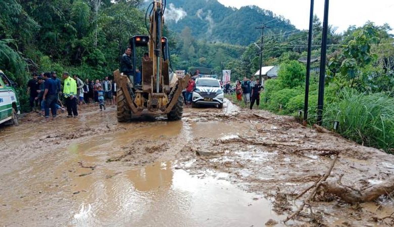 Photo of Banjir Bandang di Lumban Julu, Jalinsum Medan-Tarutung Macet Total