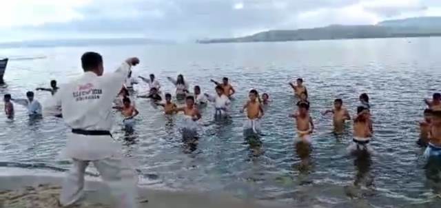 Photo of Karateka Kala Hitam Indonesia Cabang Toba dan Taput Gelar Latihan Gabungan di Darat serta Air