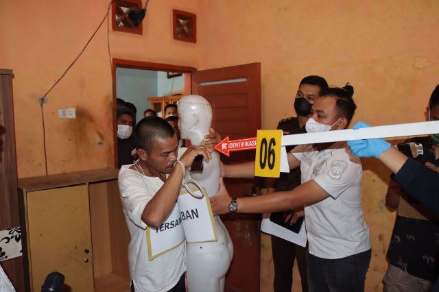 Photo of Polres Humbahas Rekontruksi Kasus Suami Mutilasi Istri di Humbahas