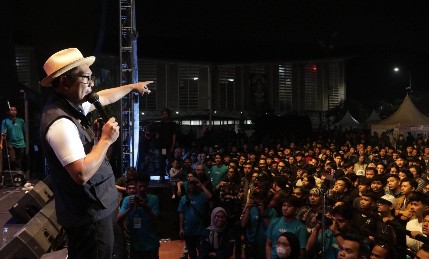 Photo of Pesan Ridwan Kamil pada Anak Muda Jabar : Bawa Kebermanfaatan dan Muliakan Anak Yatim
