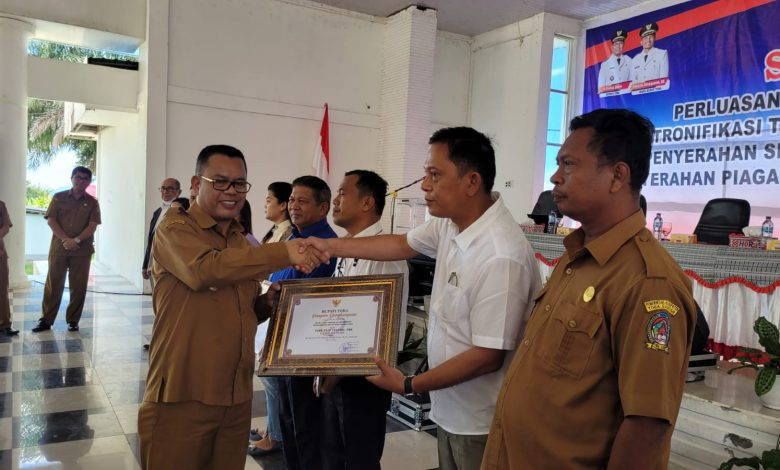 Photo of Taat Pajak, TPL Terima 2 Penghargaan dari Pemerintah Kabupaten Toba