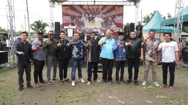 Photo of Syah Afandin Hadiri Pesta Rakyat di Tanjungpura Dilaksanakan IPL