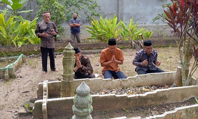 Photo of Tiga Bacalon Kades Secanggang Ziarah Ke Makam Dato Lila Wangsa dan Mantan Kades