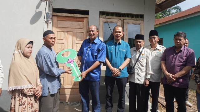 Photo of Syah Afandin Serahkan Kunci Bedah Rumah Baznas