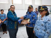 Pjs Matheos Tan Serahkan SK Pensiun kepada 11 PNS Sekaligus Izin Pamit