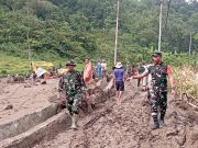 Dandim 0204 DS Tinjau Lokasi Bencana Banjir Bandang, Intensifkan Pencarian Korban