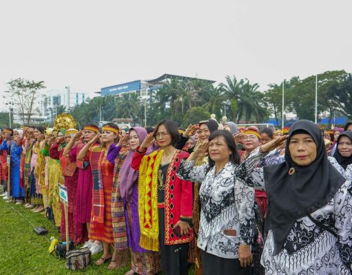 Bersama Belasan Ribu Guru Berbusana Adat Tradisional, Bobby Nasution Peringati Hari Guru Nasional